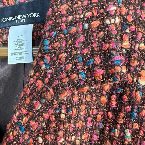 Jones New York Petite 12P cropped wool blend blazer. Tweedy material, gorgeous! - Picture 7 of 8
